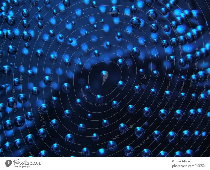 BINÄRES WASSER schwarz Stil Makroaufnahme Nahaufnahme Wasser Glas Flasche blau Punkt