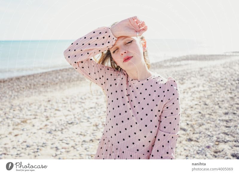 Junge Frau trägt ein rosa Kleid am Strand Feiertage trendy kawaii lässig Lifestyle Leben blond natürlich Schönheit attraktiv hübsch Mode Model Wind windig MEER