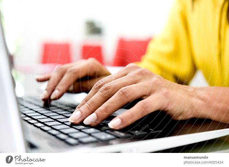 Frau Hände tippen auf Laptop, Büro-Konzept Tippen gelb arbeiten Arbeitsplatz