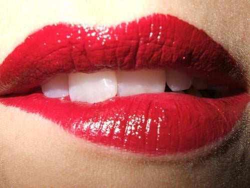 KISS ME, BITE ME! Lippen feminin Frau Küssen rot Lippenstift Mund Zähne