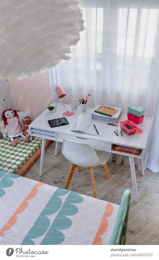 Schreibtisch im Mädchenzimmer in Pastellfarben dekoriert Draufsicht weißer Schreibtisch nordischer Dekorationsstil süß niemand Bett Dekoration & Verzierung mint