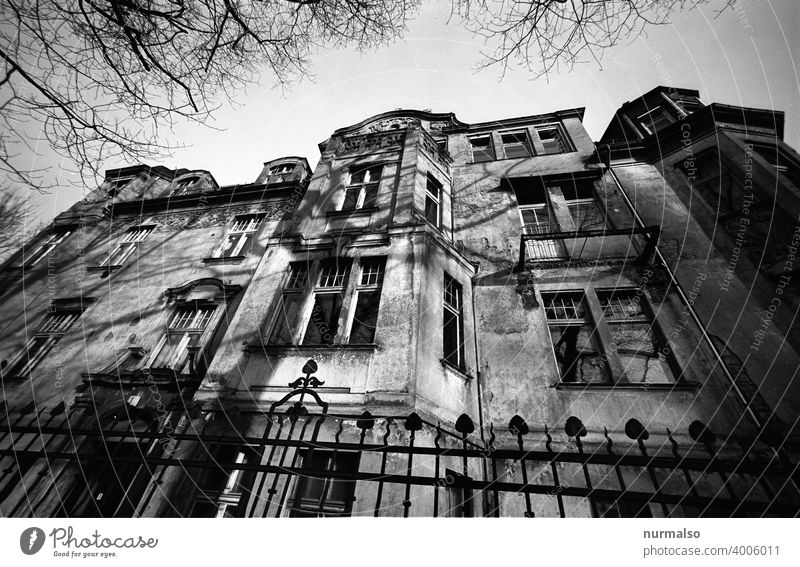 Old Town Haus unsaniert analog schwarz weiss weitwinkel fassade Mietshaus Jugendstil Taun schmiedeeisen verwittert grafisch schön traum geheimnisvoll großstadt