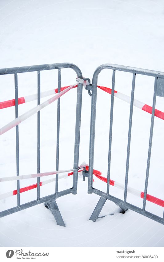 Absperrzäune auf einer verschneiten Fläche Absperrzaun Absperrung Sicherheit Baustelle Menschenleer Strukturen & Formen Verbote Bauzaun Metallzaun Zaun Barriere
