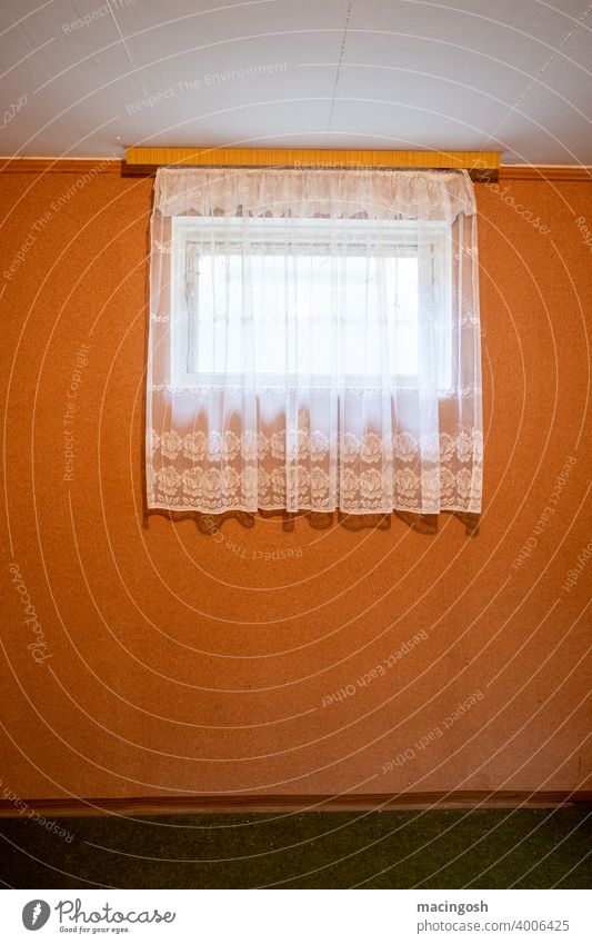 Raum (Tiefparterre) mit kleinem Fenster und Gardine nüchtern orange retro vintage altmodisch Vorhang Menschenleer Häusliches Leben Dekoration & Verzierung