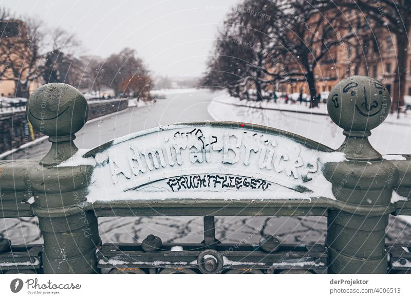 Winter in Berlin: Admiralsbrücke in Kreuzberg außergewöhnlich Kälte Frost Eis Winterstimmung Tourismus Ausflug Umwelt Sightseeing Farbfoto Außenaufnahme