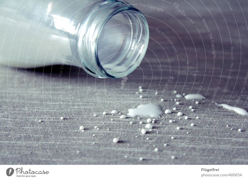 Milchmoleküle Milcherzeugnisse Frühstück Flüssigkeit auslaufen Milchflasche Calcium Ernährung Lebensmittel klecksen Fleck Punkt Strukturen & Formen Schweinerei