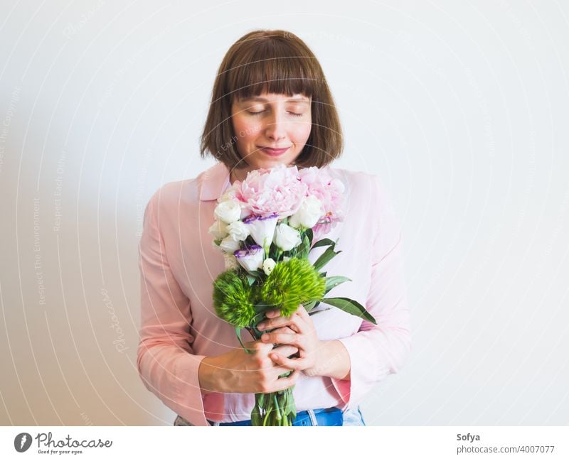 Junge Frau hält schöne Pastell Pfingstrose Bouquet Blumen Blumenstrauß Mutter Tag Frühling Muttertag authentisch Beteiligung Gesicht rosa Lifestyle Frauentag