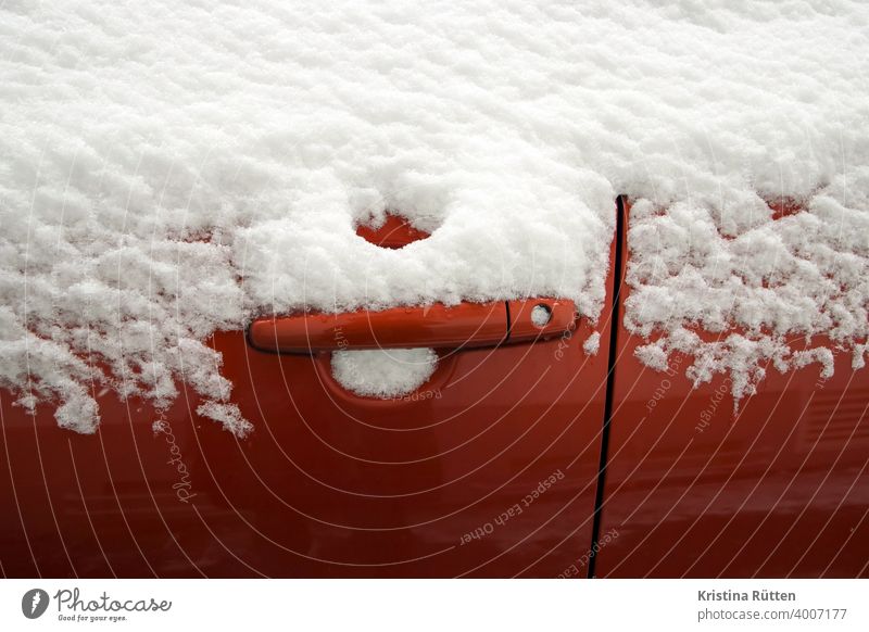 eingeschneite autotür türgriff türschloss verschneit vereist zugefroren schnee frost kalt frostig winter wetter jahreszeit