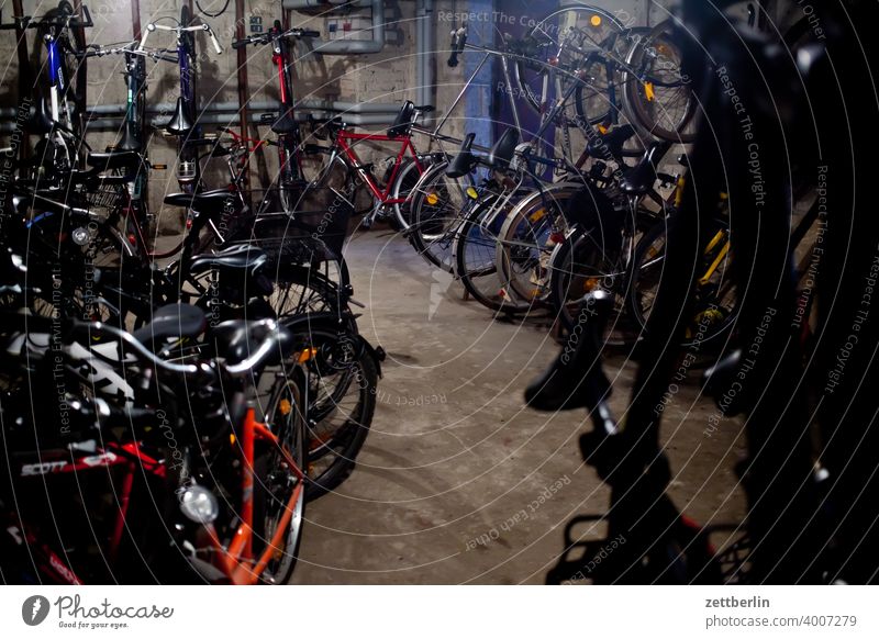 Fahrradkeller fahrradkeller unterstand stellplatz abstellanlage parplatz fahrradparkplatz feierabend fahrzeug verkehr verkehrswende wohnen wohnhaus mietshaus