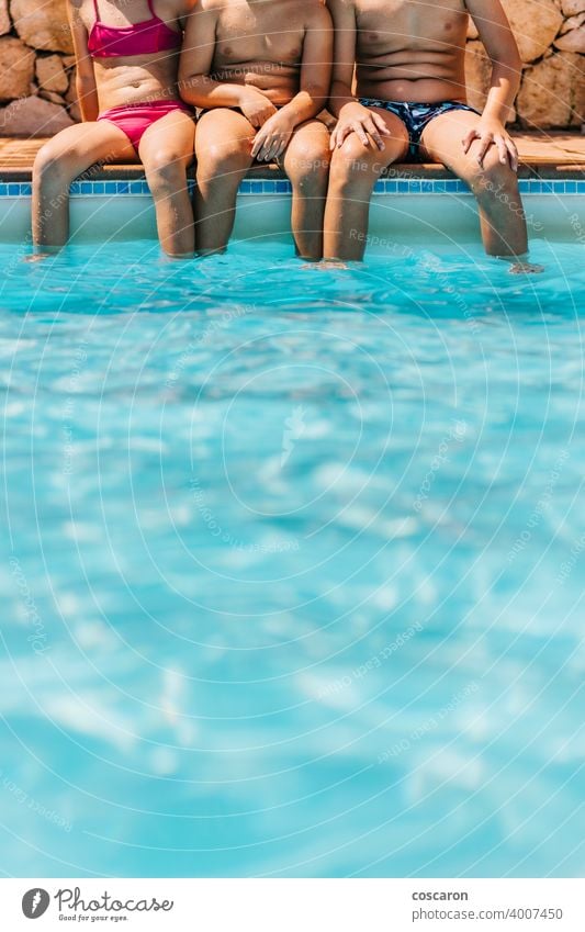 Drei Kinder sitzen am Rande eines Pools aktiv Aktivität Aquapark Baby Schönheit blau Junge Kindheit Kopie Textfreiraum niedlich Saum genießen Familie Fuß