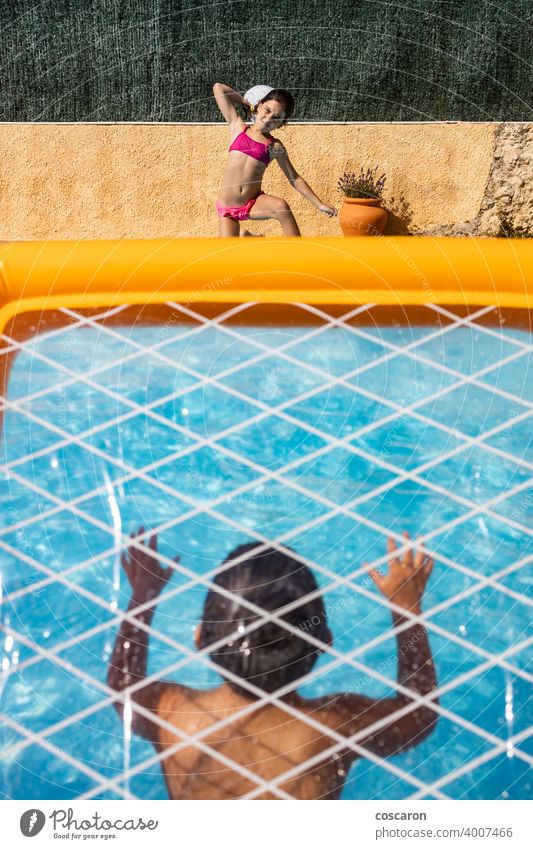 Zwei Kinder spielen mit einem Ball auf einem Pool aktiv Aktivität aquatisch Strand blau Junge Kaukasier Kindheit Energie Familie Spaß Spiel Mädchen Tor Typ