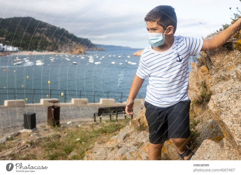 Kind im Urlaub an der Küste in der Nähe des Meeres 2019-ncov Baby Strand Strahl Junge Kaukasier Kindheit Korona Corona-Virus Coronavirus covid-19 Seuche Gesicht