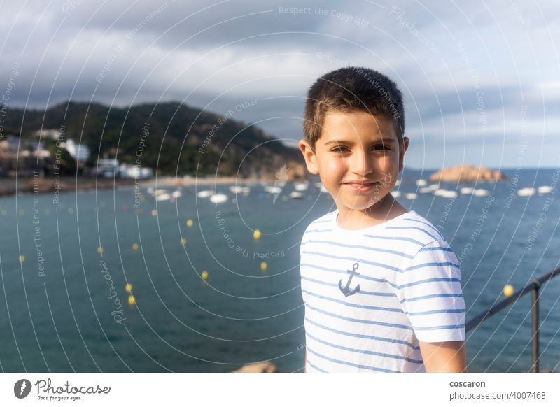 Kind im Urlaub an der Küste in der Nähe des Meeres 2019-ncov Baby Strand Strahl Junge Kaukasier Kindheit Korona Corona-Virus Coronavirus covid-19 Seuche Gesicht