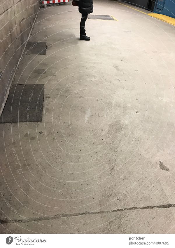 Eine Person wartet am Bahnsteig auf die U-Bahn. Mobilität warten mobilität Öffentliche verkehrsmittel person kleidung stehen Bahnhof