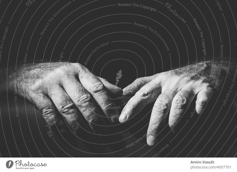zwei entspannt nebeneinander liegende Hände Erwachsener schwarz schwarz auf weiß hell bw Nahaufnahme enthalten Kontrast dunkel Umarmen Ausdruck Finger