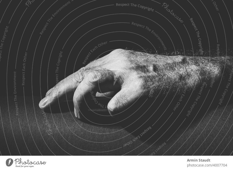 Schwarz-Weiß-Aufnahme einer entspannten Hand abwesend Erwachsener schwarz schwarz auf weiß hell Windstille Nahaufnahme Mitteilung Kontrast dunkel Ausdruck