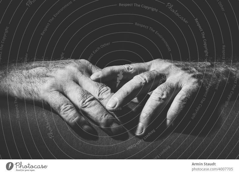 zwei entspannt übereinander liegende Hände Erwachsener schwarz schwarz auf weiß hell bw Nahaufnahme enthalten Kontrast dunkel Umarmen Ausdruck Finger