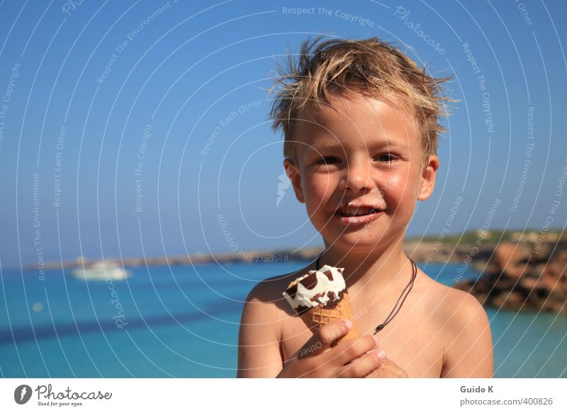 Sonne, Eis und Meer maskulin Kleinkind Junge 1 Mensch 3-8 Jahre Kind Kindheit Wasser Schönes Wetter Küste Bucht Lederband brünett kurzhaarig Erholung Essen