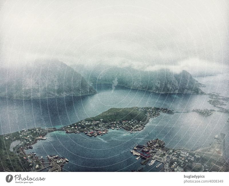 Skandinavische Aussicht und Draufsicht mit Wolken Lofoten Lofoten Inseln Norwegen Skandinavien Meer Landschaft Ferien & Urlaub & Reisen Reisefotografie