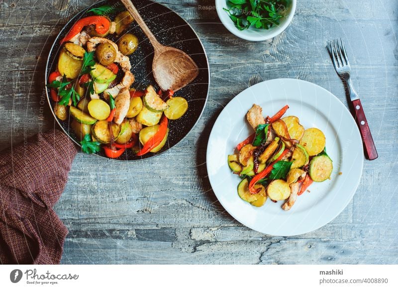 Leckeres gesundes Abendessen nach Bauernart - Hähnchenbrust gebacken mit Gemüse der Saison Kartoffel Paprika Fleisch Truthahn Lebensmittel Mahlzeit gebraten