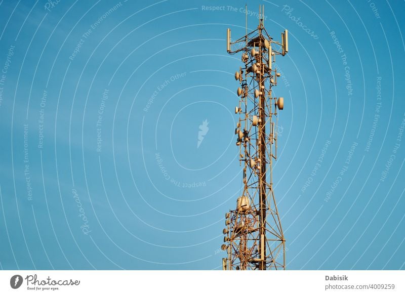 Kommunikationsturm mit Antennen gegen blauen Himmel Turm Zelle Ausstrahlung Radio Telekommunikation Mitteilung Netzwerk Mobile Technik & Technologie Drahtlos