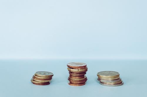 Euro-Münzen sind gestapelt, blauer Hintergrund Zählen bezahlen Gehalt Wechseln Zahltag Einkommen Wirtschaft Stapel Europäer Metall Konzept Gewerbe Finanzen Geld