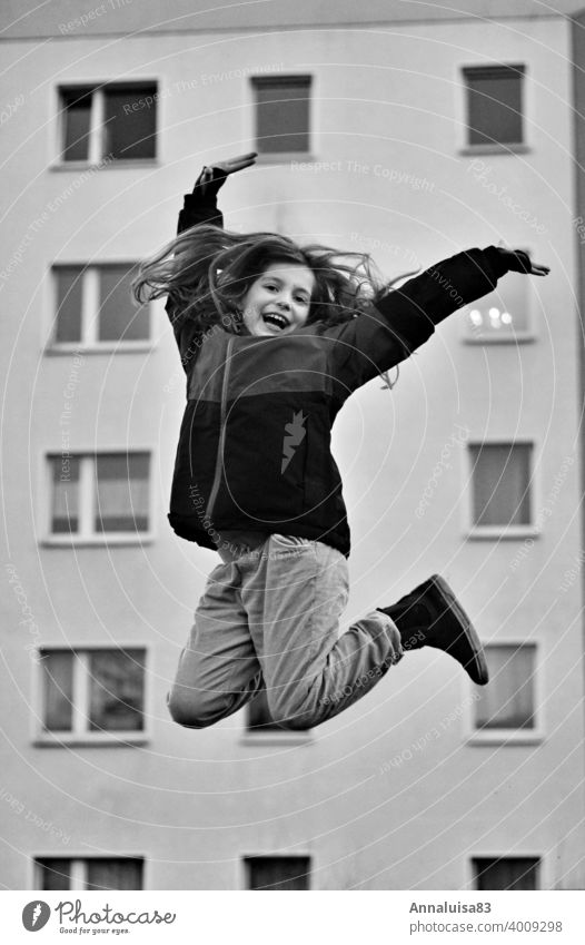 Freudensprünge springen hüpfen Mädchen Winter kalt hoch Schwarzweißfoto langhaarig Kind Kindheit Vorfreude Tanzen Glück glücklich yeah Luftsprung