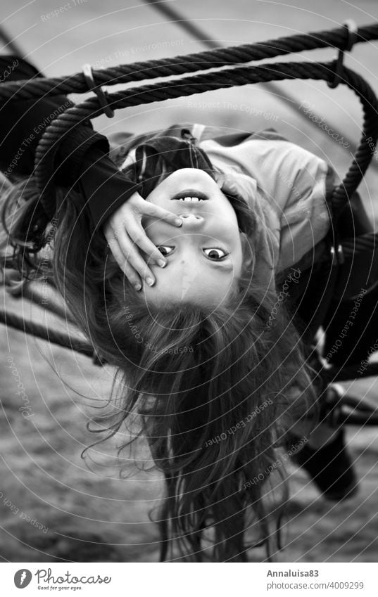 Mir fällt kein Name ein. Mädchen Spielen Spielplatz Klettern Schwarzweißfoto Porträt Kind Kindheit Jugendliche rausgehen gucken hängen kalt Winter Gesicht