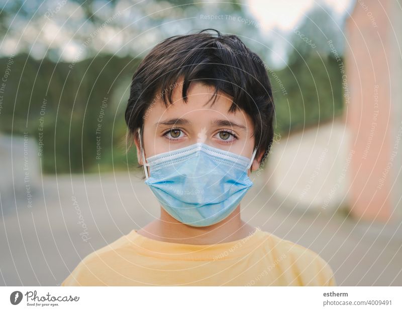 Nahaufnahme eines Kindes mit chirurgischer Schutzmaske Coronavirus Virus medizinische Maske COVID Chirurgische Schutzmaske Seuche Pandemie Quarantäne covid-19
