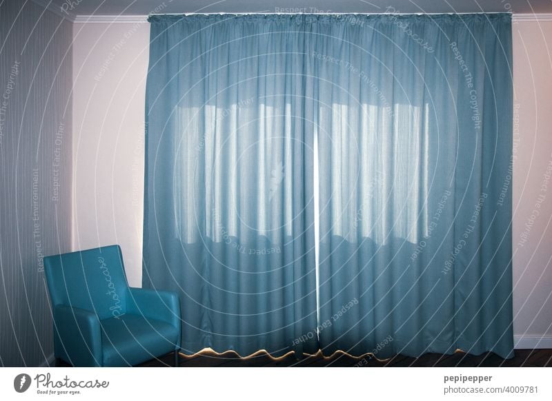 Hotelzimmer mit blauen Vorhängen und blauem Sessel Ferien & Urlaub & Reisen Tourismus Raum Licht Schlafzimmer Vorhang Vorhang zu Vorhangstoff Farbfoto