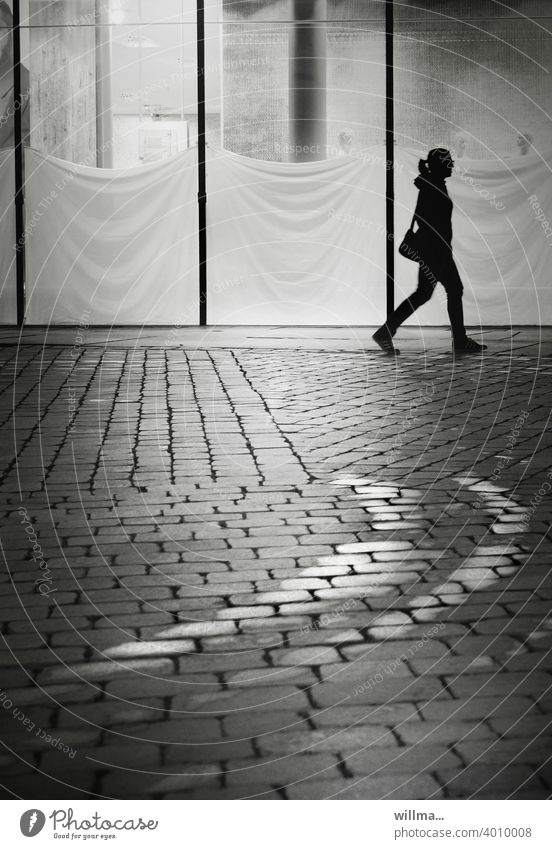 Stadtbummel mit zugehangenen Schaufenstern und einer Kurve Kaufhaus verhangen Mensch Person Frau junges Mädchen bummeln Weg zurArbeit allein Geschäfte Laden