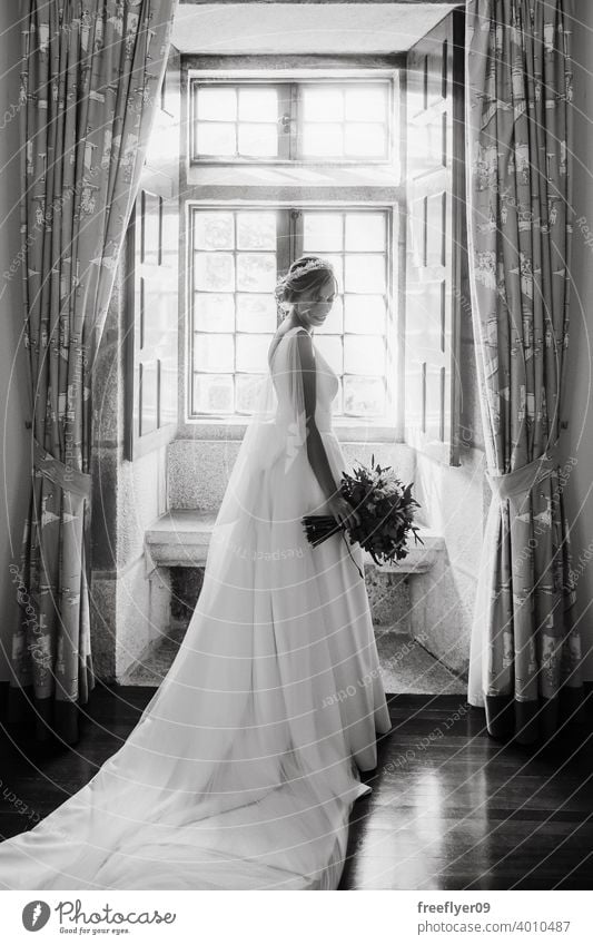 Braut auf ihr Hochzeitskleid vor einem Fenster Heirat Kleid Liebe Frau fein Eleganz Kaukasier Person Schönheit Weiblichkeit Porträt Veranstaltung Romantik