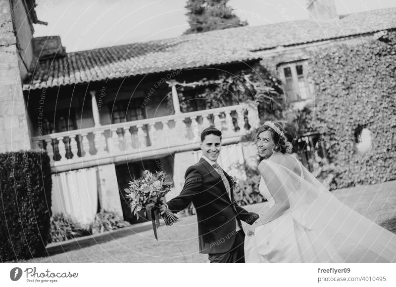 Junges Paar an ihrem Hochzeitstag Heirat Engagement Braut Menschen jung attraktiv Textfreiraum Lächeln pazo Galicia antik Burg oder Schloss nigran Spanien