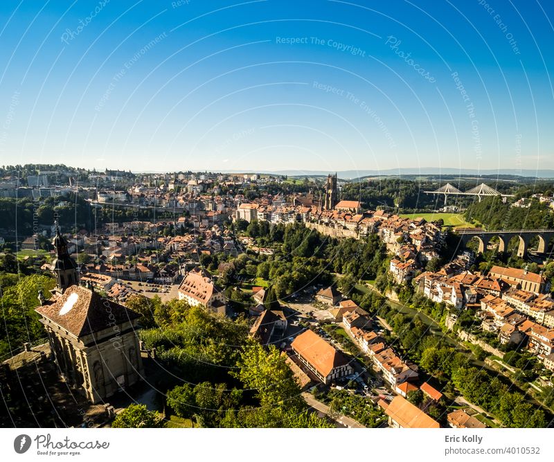 Landschaftspanorama der Stadt Fribourg in der Schweiz, mit der Kathedrale Saint-Nicolas im Hintergrund Freiburg Europa Europäer Schweizer Stadtbild panoramisch