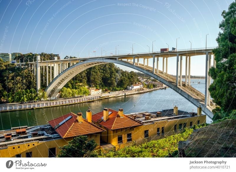 Arrabida-Brücke über den Fluss Douro in Porto, Portugal arrabida Bogen Bogenbrücke Architektur Arrabidabrücke schön blau Gebäude Großstadt Stadtbild Tag