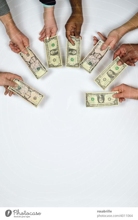 Geldgeber - Hände vieler verschiedener Menschen geben Geldscheine in Form von Dollarnoten Güte Almosen Angebot anbieten miteinander zusammen weißer Hintergrund