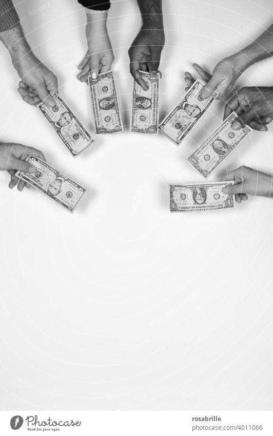 Geldspende geben spenden Spende Hände Hand Gabe Dollar Geldschein Geldscheine Geldspenden reichen Note Noten Dollarnote Dollars Menschen Freiraum