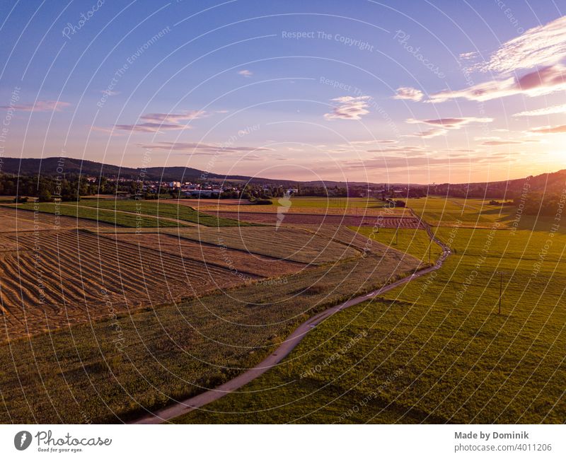 Sonnenuntergang in Happurg mit Blick auf Felder und Berge im Hintergrund aus der Vogelperspektive Sonnenlicht Drohnenansicht Drohnenaufnahme Available Light