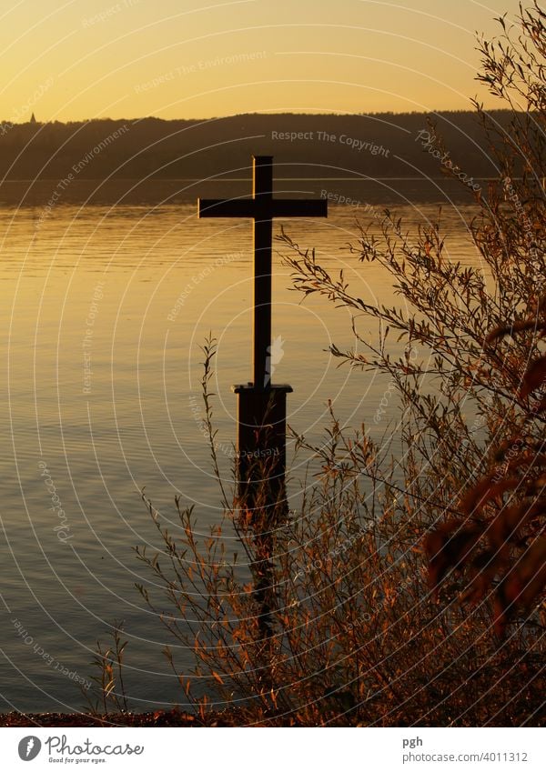 Abendstimmung am Kreuz von König Ludwig Sonnenutergang Starnberger See Berg herbst Wasser Tod ertrunken Urlaub Natur Ferien Reise Erholung