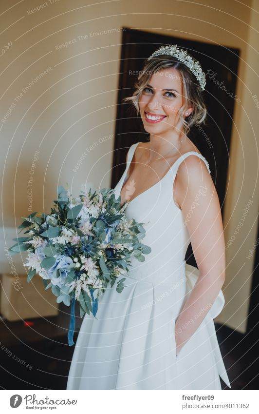 Porträt einer Braut mit ihrem Blumenstrauß Hochzeit Heirat Engagement Menschen jung attraktiv Textfreiraum Kleid Liebe Frau fein Eleganz Kaukasier Person