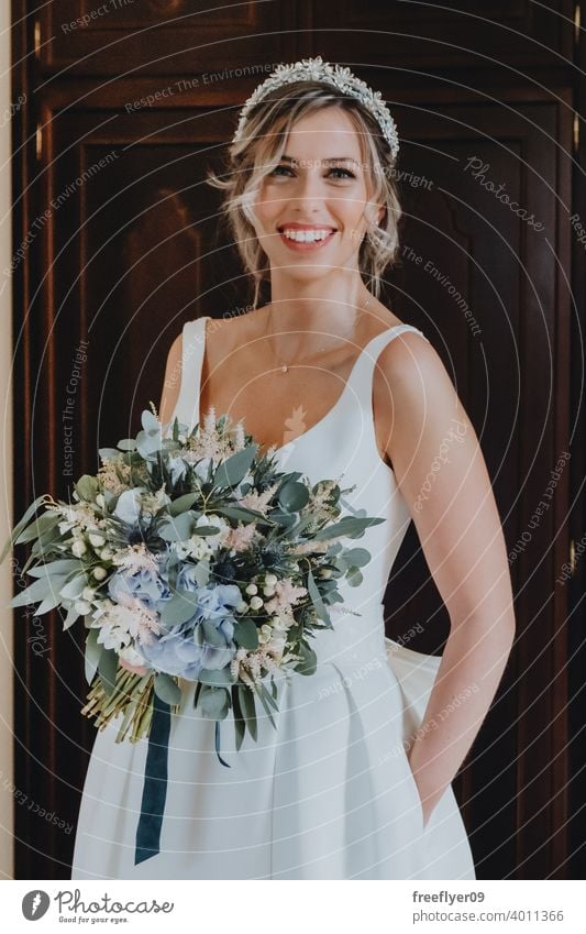 Porträt einer Braut mit ihrem Blumenstrauß Hochzeit Heirat Engagement Menschen jung attraktiv Textfreiraum Kleid Liebe Frau fein Eleganz Kaukasier Person