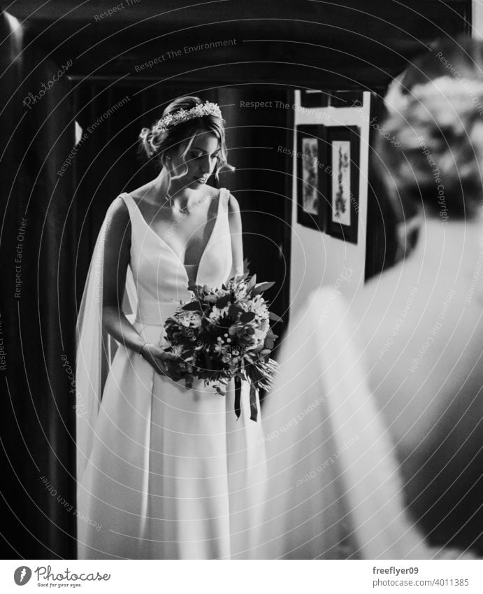 Braut schaut sich im Spiegel an Hochzeit Heirat Kleid Liebe Frau fein Eleganz Kaukasier Person Schönheit Weiblichkeit Porträt Fenster Veranstaltung Romantik