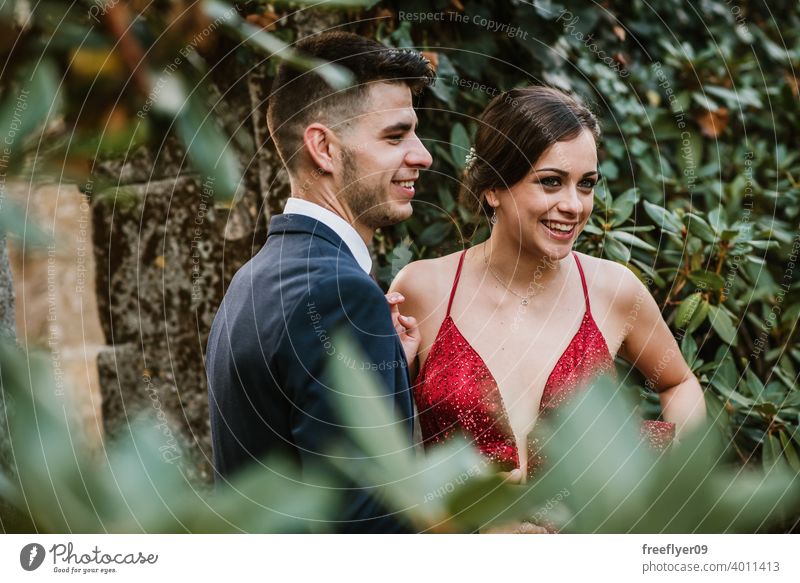 Porträt eines eleganten jungen Paares Abschlussball Kuss 20s Kleid Anzug rot erstes Mal Veranstaltung Kaukasier Reichtum luxuriöses Burg oder Schloss antik