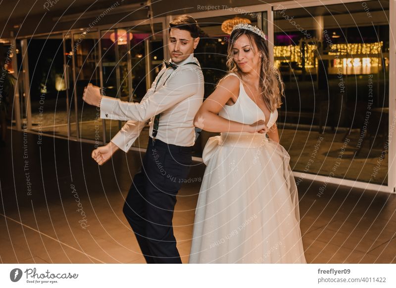 Gerade verheiratetes Paar tanzen auf ihrer Hochzeit Heirat Engagement Braut COVID Party sicher Glück Feier Mundschutz sozial Lifestyle Spaß Virus Entertainment