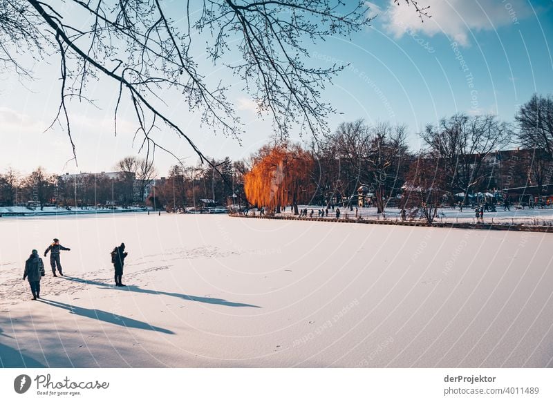 Landwehrkanal am Tag im Winter im Gegenlicht mit mutigen Menschen auf dem Eis Starke Tiefenschärfe Sonnenstrahlen Sonnenlicht Reflexion & Spiegelung Kontrast