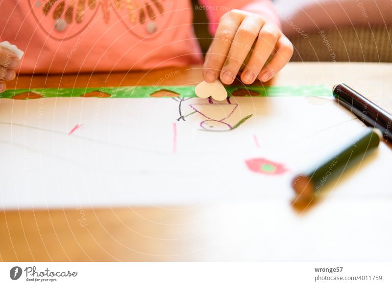 Für Mutti zum Muttertag | Kind klebt kleine Papierherzen auf ihre Zeichnung Geschenk Collage basteln Basteln Farbfoto Kreativität Nahaufnahme Innenaufnahme Tag