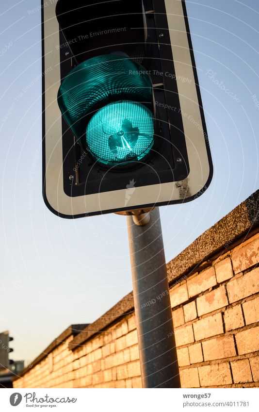 Ampel mit defekten Glas zeigt grün defektes Glas Verkehr Ampelregelung Straßenverkehr Verkehrszeichen Außenaufnahme Farbfoto Straßenkreuzung Froschperspektive