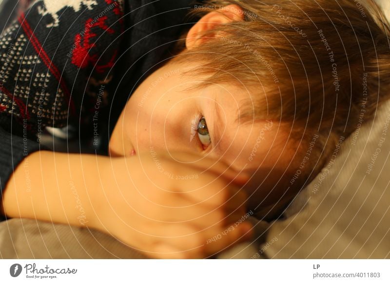 schönes Kind schaut sehr ernst weg von der Kamera verwirrt ratlos skeptisch Skepsis Zweifel hestitate Unsicherheit Verwirrung Kindheit Realität Experiment