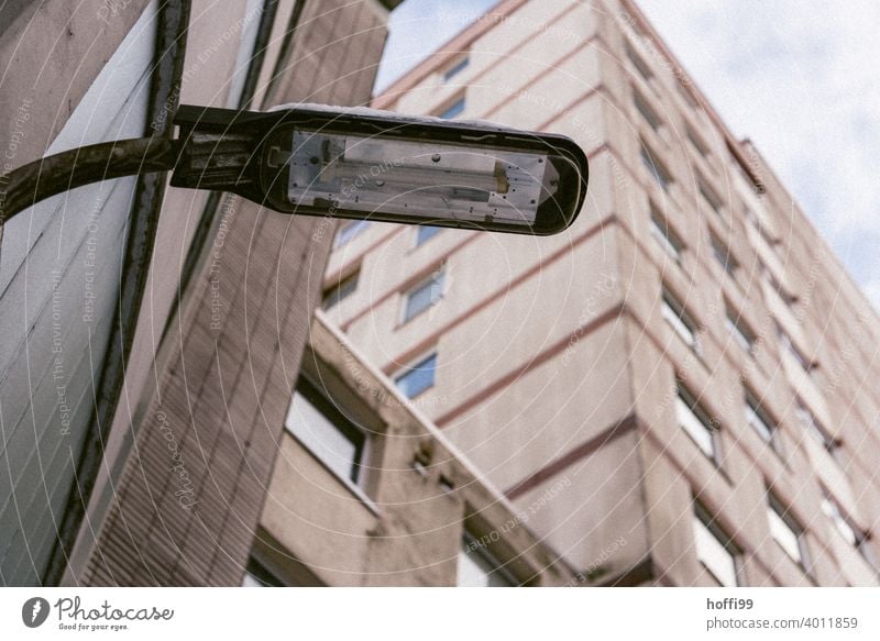 Tristesse von Hochhausfassaden mit Strassenlaterne Straßenbeleuchtung Laterne Laternenpfahl Fassade Gebäude Traurigkeit Einsamkeit Frustration Kapitalwirtschaft