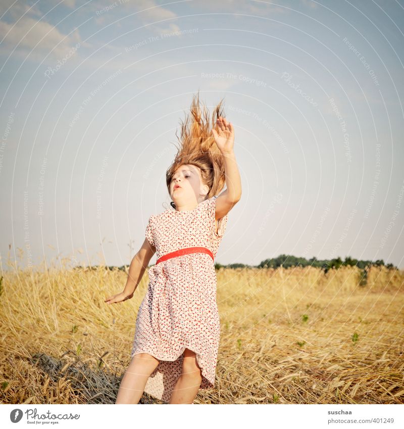 dem sommer verfalllen Kind Mädchen Außenaufnahme Sommer Kleid Haare & Frisuren fallen springen Euphorie Freude Kindheit Sturz retro skurril Bewegung ADS
